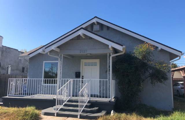 Welcome to 2127 S Sycamore Ave - 3 Bedroom 2 Bath In the Heart of Los Angeles photos photos