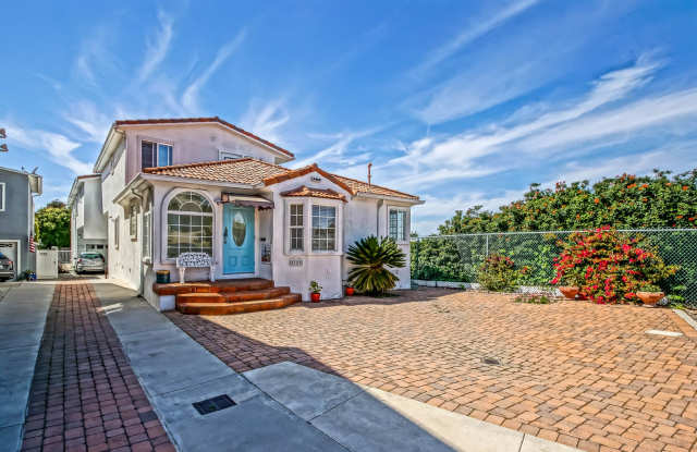 SPACIOUS  PARTIALLY REMODELED, 2-STORY, 3BD/2BA + DEN HOME ON END OF CUL-DE-SAC STREET W/ OCEAN/CITY VIEWS!! - 1727 Golden Avenue, Hermosa Beach, CA 90254