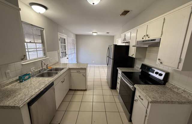 Completely Remodeled 3 bedroom 2 bath, 2 Car Garage AVAILABLE NOW! - 3128 Sunset Drive, San Angelo, TX 76904