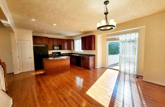 4 bed/3.5 bath Townhouse in Suncrest Village - Available 07/09/2027! Gallery 3