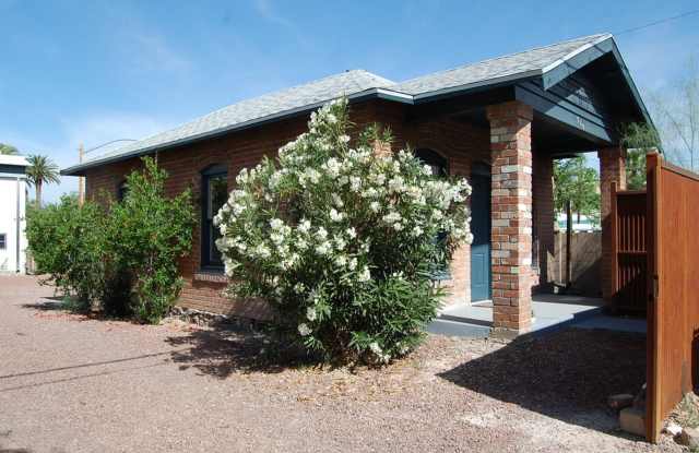$500 off MOVE-IN! 1 Bed / 1 Bath Cottage in U of A Neighborhood! Gallery 3