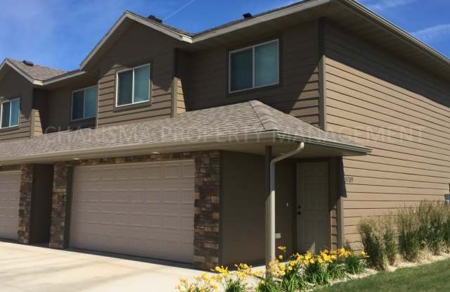 SPACIOUS 3 BEDROOM TOWNHOME!! Gallery 3