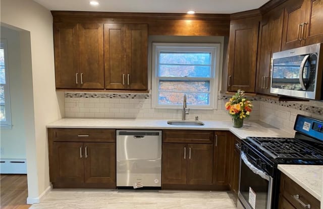 136 Old Mamaroneck Road - 136 Old Mamaroneck Rd, White Plains, NY 10605