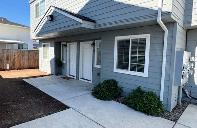 2 STORY TOWNHOME IN THE HEART OF PHOENIX OREGON photos photos