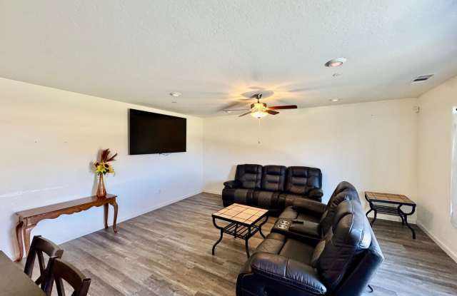REDUCED!!   Beautiful 4 Bedroom + Den, 2.5 Bath Home Includes All Appliances PLUS SOLAR Gallery 3