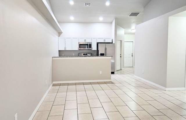 Like New  3 bedroom, 2bath 1 car garage Gallery 3