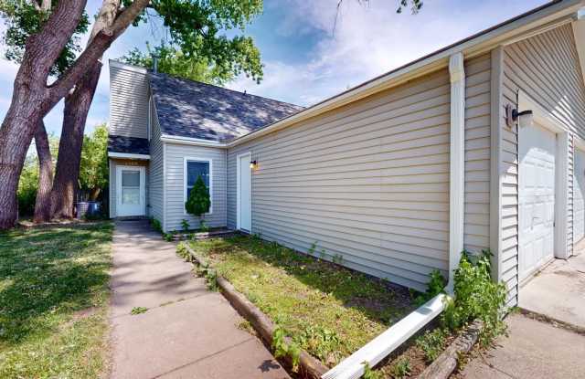 AVAILABLE AUGUST 1st! TRENDY DUPLEX w/GARAGE  VAULTED CEILINGS - 4309 Toronto St - 4309 Toronto Street, Ames, IA 50014
