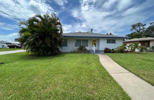 Wonderful 60s Throwback 2/2 on large corner lot with fenced yard photos photos