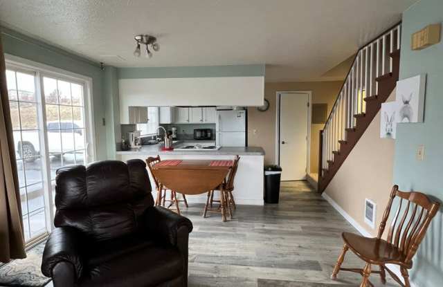 2 Bedroom, 1.5 Bathrooms - Fully Furnished Apartment Gallery 3