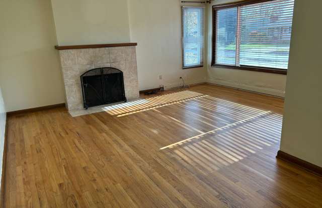 Beautiful Two Bedroom Home With Fenced In Backyard! Gallery 3