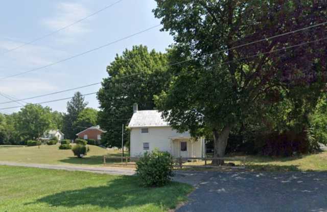 Handyman Special! Rent or Rent-to-Own – 3 Bedroom, 2 Bath House with a Spacious Yard Gallery 3