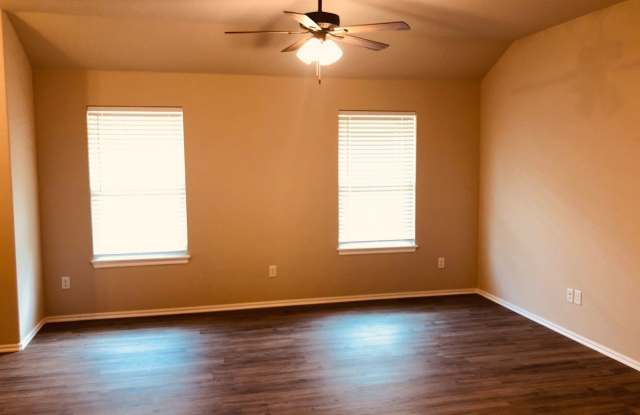 3 bed 2 bath with 2 car garage duplex for rent in Edmond near Broadway and 2nd Street! photos photos