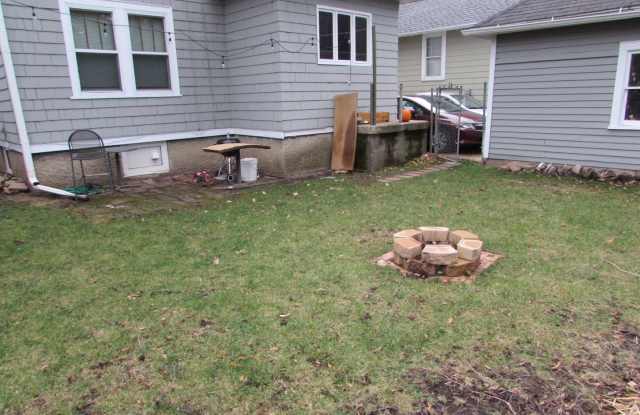 Spacious 4-Bedroom House on Drake Street with Garage, Yard & Free Laundry – Available 8/15/2027 Gallery 3