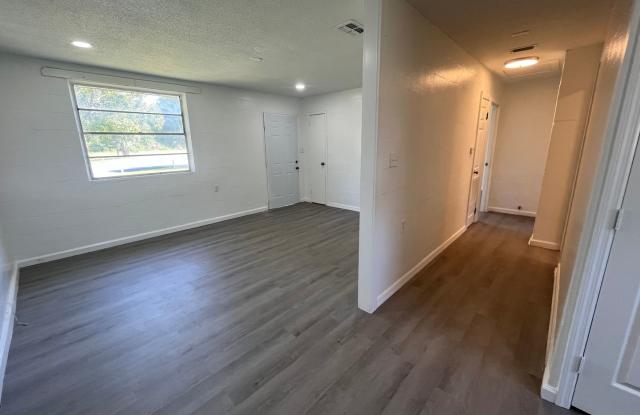 Newly Renovated 2 Bedroom Brick Apartment near Downtown Live Oak Gallery 3