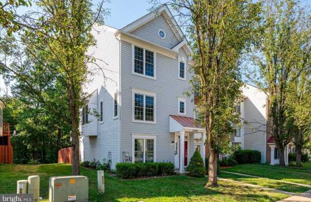 2209 COMMISSARY Circle Gallery 2