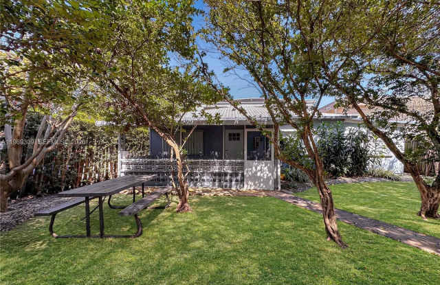 969 Bay Dr photos photos