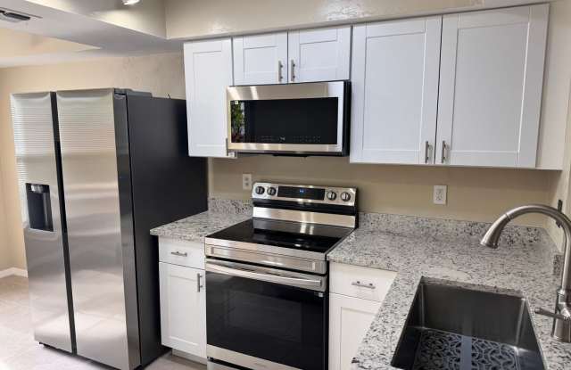 ANNUAL RENTAL - 2/2 CONDO IN PINE HAVEN WITH CARPORT Gallery 3