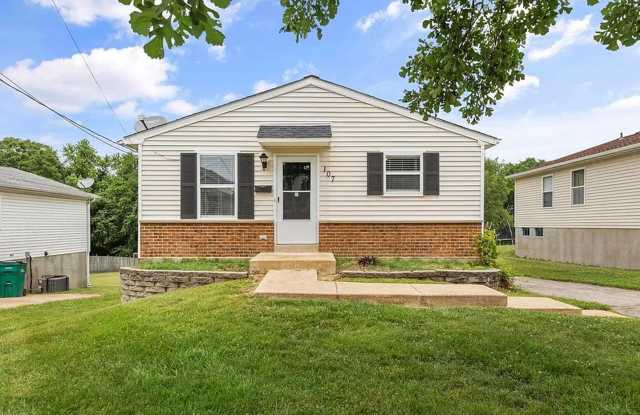 $1820 - Charming 3 Bed | 1 Bath Single-Family Home in the Heart of Webster Groves photos photos