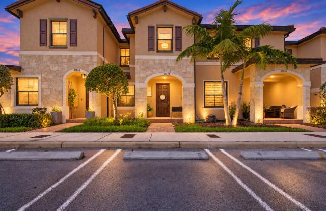 Beautiful 3-Bedroom Townhome in Aquabella with an Inviting Backyard Gallery 1