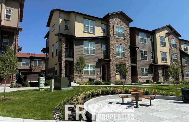 Great Townhome in Amazing Location Gallery 4