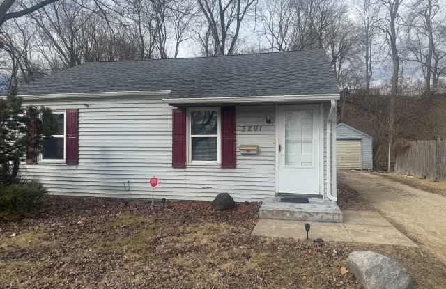 NEW PRICE $1025 2 Bedroom House in Peoria — Hardwood Floors Throughout, Yard & Off-Street Parking, Section 8 Welcome Gallery 3
