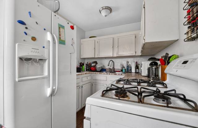 Charming 2BR House in Denver Gallery 4