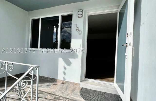 180 NW 32nd Pl Gallery 2