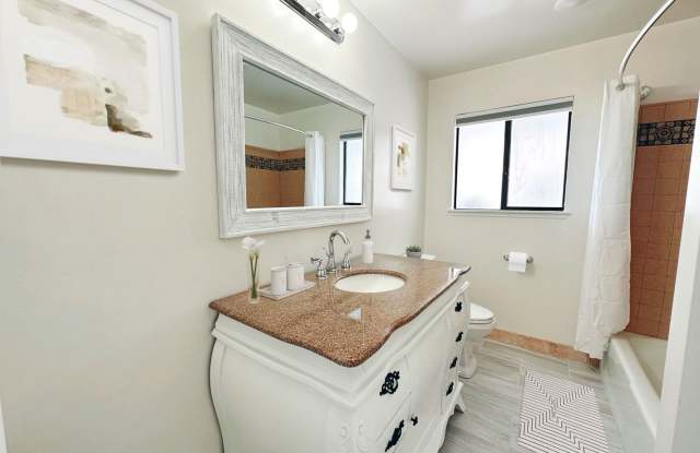 Stunning 1 Bed / 1 Bath Unit with Gorgeous Views Near the 15 Freeway Gallery 3
