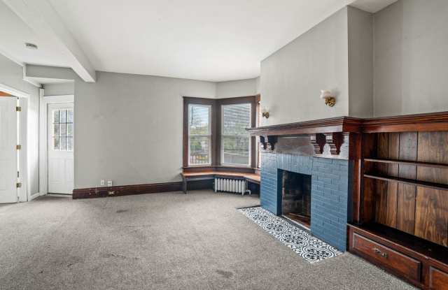 3005  N Maryland 5Bdrm/ 2Bathroom Upper Unit Gallery 3