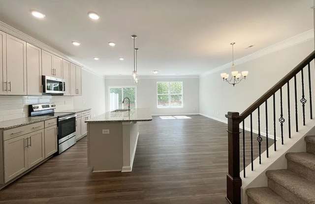 Beautiful 3-Bedroom Home with Loft & Garage Gallery 4