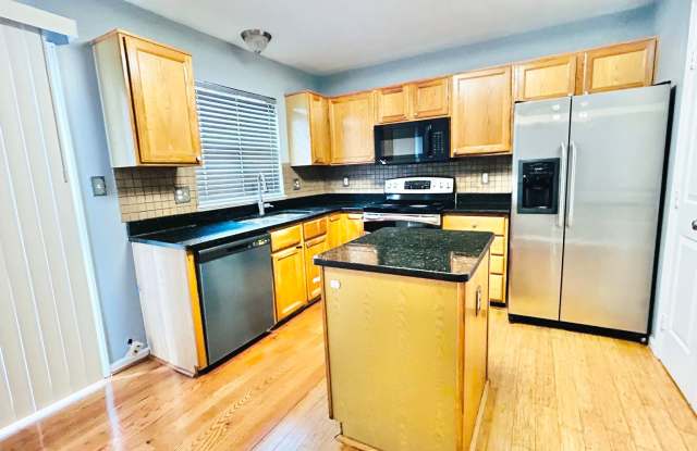 WOODBRIDGE TOWNHOUSE- Minutes to Potomac Mall Gallery 2