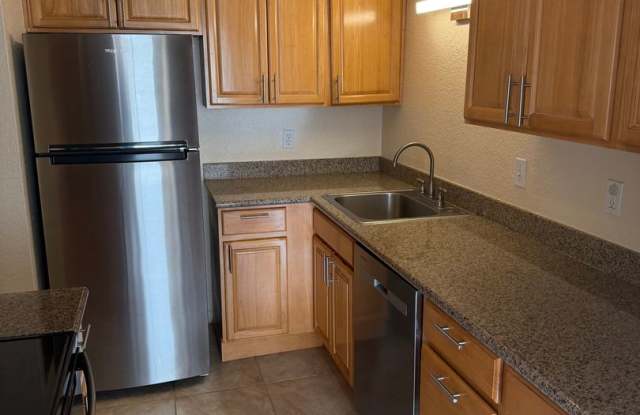 Beautiful 3 Bed/2 Bath Condo with 2 Parking Spots - Great Commuter Location - 23411 102nd Avenue Southeast, Kent, WA 98031