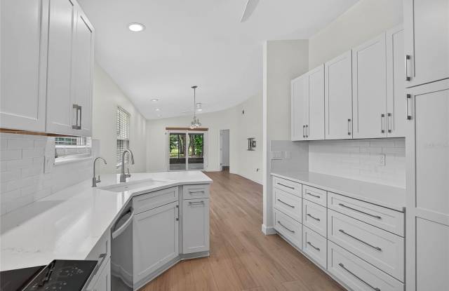 358 BEARDED OAKS Circle Gallery 4