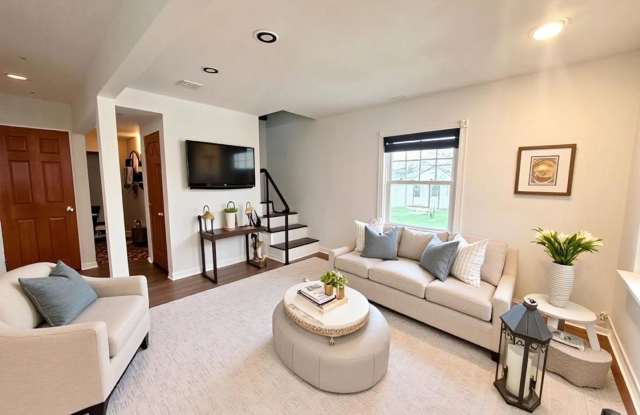 2 Bedroom w/ Bonus Room in York! Gallery 1