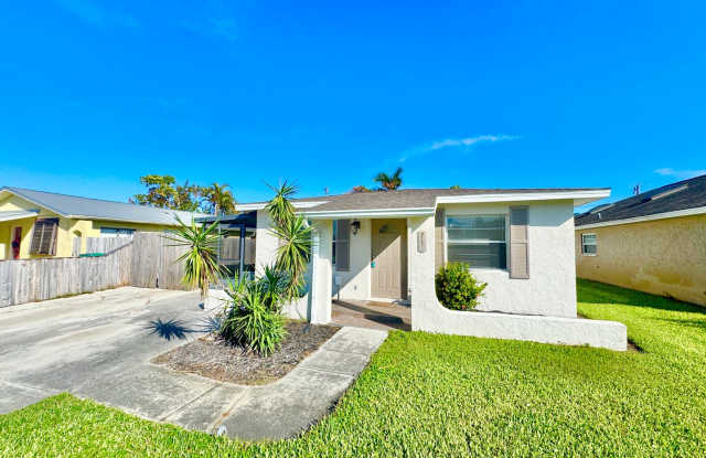 ** NAPLES PARK ** 3 BED / 2 BATH ** PET OK ** NO HOA ** ANNUAL RENTAL ** photos photos