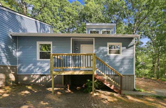 Renovated 2BR/2BA Near Crabtree Valley Mall | Private Fenced Yard & Deck! Gallery 1