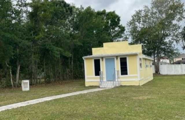 UTILITIES INCLUDED W/ RENT! 1 Bed 1 Bath unit with bonus room photos photos