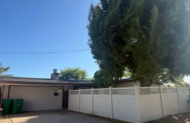 Ranch style 3BR/2BA pet friendly home w/ large yards, solar, updated kitchen and fruit trees Gallery 4