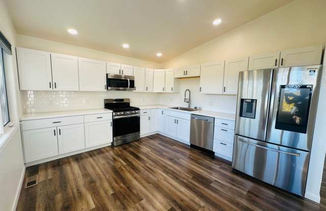 Beautifully updated modern home with detached garage! Gallery 4