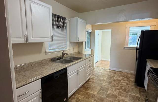 Vintage 1-Bedroom Duplex with Large Fenced Yard 3 miles from OIT and Sky Lakes Medical Center Gallery 1
