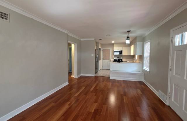 2542 N Edwin Cir Gallery 3