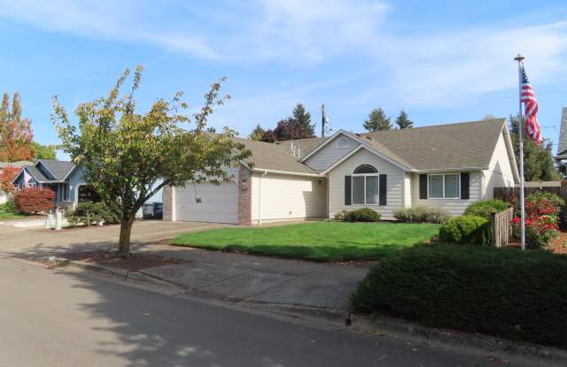3 Bed, 2 Bath Home with 2-Car Garage & Covered Deck — Santa Clara, Eugene Gallery 3