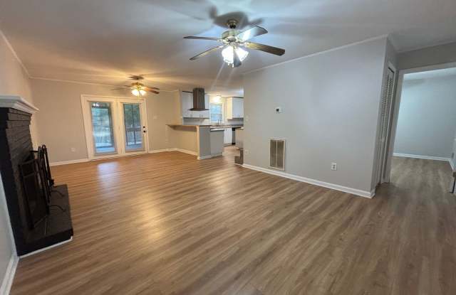 Updated & Move-In Ready in SE Columbia! Gallery 4