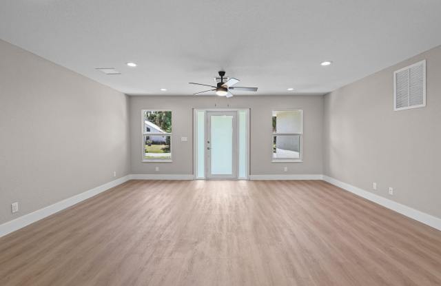 4611 SUNSET Boulevard Gallery 2