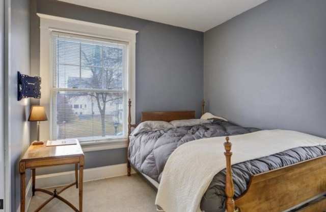 June 2023 ~ Cute 5 bedroom house. Spacious bedrooms. In unit laundry and dishwasher. Gallery 4
