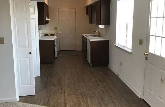 3 bed, 1.5 Bath Available March 11th! Gallery 4