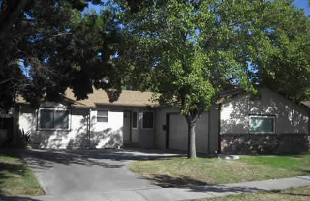Amenity heavy remodeled home in older cul de sac, near schools and shopping. Nice amenities and nice updates! - 4310 North 6th Street, Fresno, CA 93726