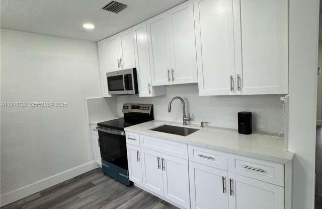 5611 SW 38th St photos photos