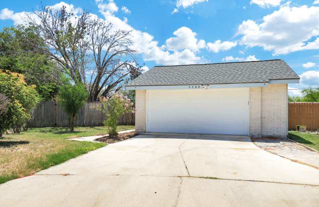 ***6 MONTH LEASE OPTION AVAILABLE, MOVE-IN SPECIAL: TWO WEEKS FREE***Single-Story Retreat with Expansive Backyard and Modern Upgrades - 5900 Lake Superior Street, San Antonio, TX 78222