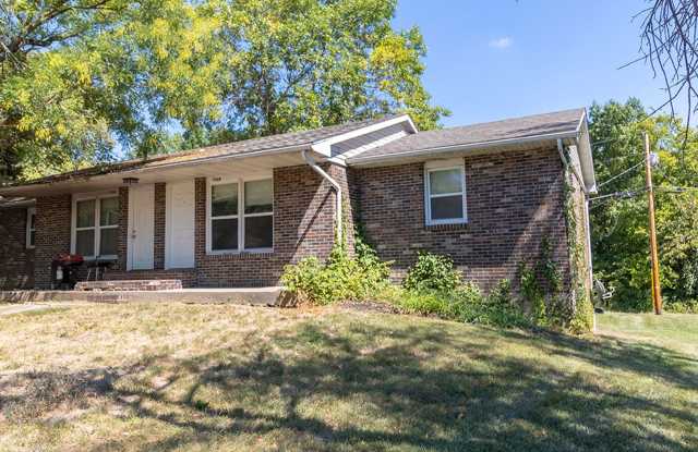 Adorable 2 bedroom - Upstairs Triplex photos photos